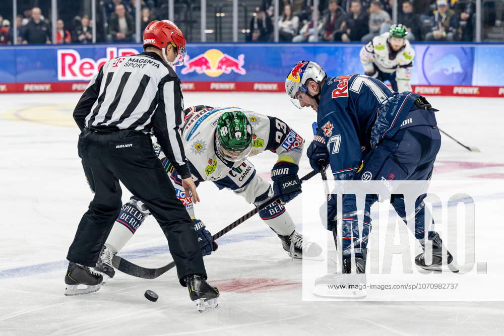 Linesperson David Tschirner fuehrt ein Bully Faceoff aus zwischen Leonhard Pfoederl (Eisbaeren Berlin, 93) und Adam Brooks (EHC Red Bull Muenchen, 77) GER, EHC Red Bull Muenchen vs. Eisbaeren Berlin, Eishockey, DEL, 37. Spieltag, Saison 2025 2026, 06.01.2026. GER, EHC Red Bull Muenchen vs. Eisbaeren Berlin, Eishockey, DEL, 37. Spieltag, Saison 2025 2026, 06.01.2026. Muenchen