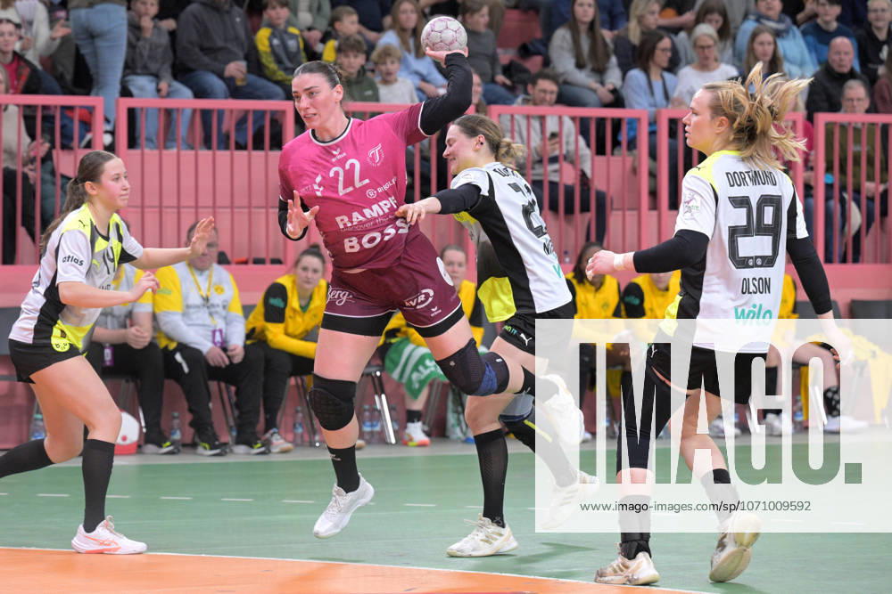 Gabriela Clausson Bitolo (TusSies Metzingen, 22) gegen Kaja Kamp Nielsen (BVB Borussia Dortmund Handball, 21) TusSies Metzingen vs. BVB Borussia Dortmund Handball, Handball, Alsco HBF, 12.Ligaspieltag, Saison 2025 2026, 07.01.2026 TusSies Metzingen vs. BVB Borussia Dortmund Handball, Handball, Alsco HBF, 12.Ligaspieltag, Saison 2025 2026, 07.01.2026 Tuebingen