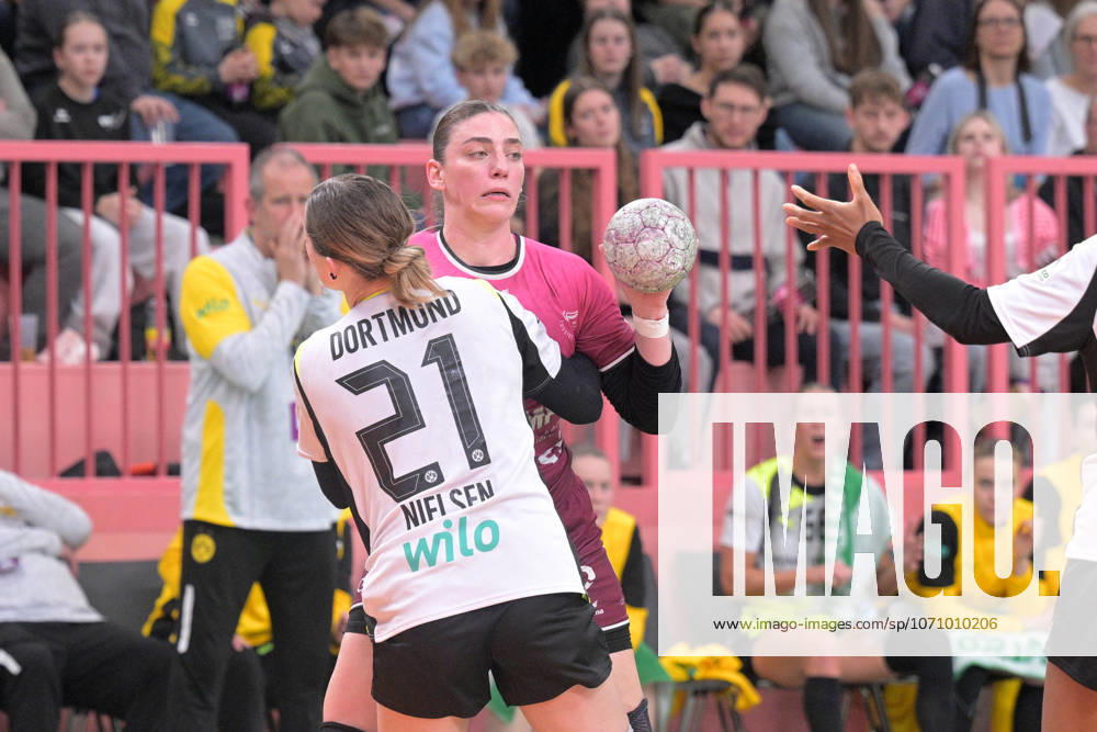Gabriela Clausson Bitolo (TusSies Metzingen, 22) gegen Kaja Kamp Nielsen (BVB Borussia Dortmund Handball, 21) TusSies Metzingen vs. BVB Borussia Dortmund Handball, Handball, Alsco HBF, 12.Ligaspieltag, Saison 2025 2026, 07.01.2026 TusSies Metzingen vs. BVB Borussia Dortmund Handball, Handball, Alsco HBF, 12.Ligaspieltag, Saison 2025 2026, 07.01.2026 Tuebingen