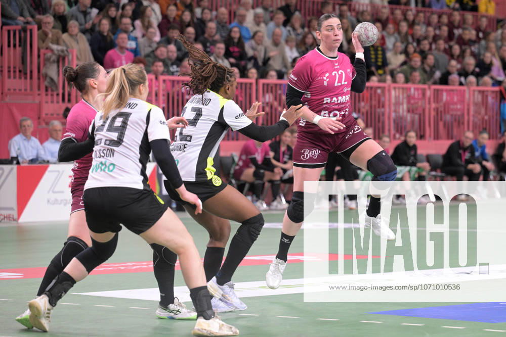 Gabriela Clausson Bitolo (TusSies Metzingen, 22) und Svenja Huebner (TusSies Metzingen, 26) gegen Deborah Lassource (BVB Borussia Dortmund Handball, 22) und Emma Olsson (BVB Borussia Dortmund Handball, 29) TusSies Metzingen vs. BVB Borussia Dortmund Handball, Handball, Alsco HBF, 12.Ligaspieltag, Saison 2025 2026, 07.01.2026 TusSies Metzingen vs. BVB Borussia Dortmund Handball, Handball, Alsco HBF, 12.Ligaspieltag, Saison 2025 2026, 07.01.2026 Tuebingen