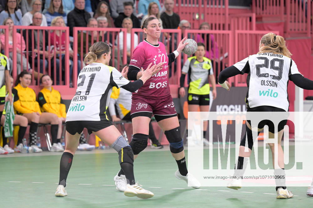 Gabriela Clausson Bitolo (TusSies Metzingen, 22) gegen Kaja Kamp Nielsen (BVB Borussia Dortmund Handball, 21) und Emma Olsson (BVB Borussia Dortmund Handball, 29) TusSies Metzingen vs. BVB Borussia Dortmund Handball, Handball, Alsco HBF, 12.Ligaspieltag, Saison 2025 2026, 07.01.2026 TusSies Metzingen vs. BVB Borussia Dortmund Handball, Handball, Alsco HBF, 12.Ligaspieltag, Saison 2025 2026, 07.01.2026 Tuebingen