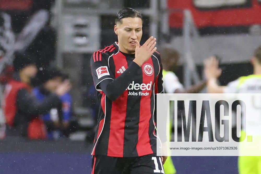 Younes Ebnoutalib (Eintracht Frankfurt) schaut enttaeuscht, Bundesliga, Eintracht Frankfurt v Borussia Dortmund, Deutsche Bank Park am 09. January 2026 in Frankfurt am Main, Deutschland. (Foto von Marco Steinbrenner DeFodi Images) Younes Ebnoutalib (Eintracht Frankfurt) looks dejected, Bundesliga, Eintracht Frankfurt v Borussia Dortmund, Deutsche Bank Park, January 9, 2026 in Frankfurt am Main, Germany. (Photo by Marco Steinbrenner DeFodi Images) DFL regulations prohibit any use of photographs as image sequences and or quasi-video. -
