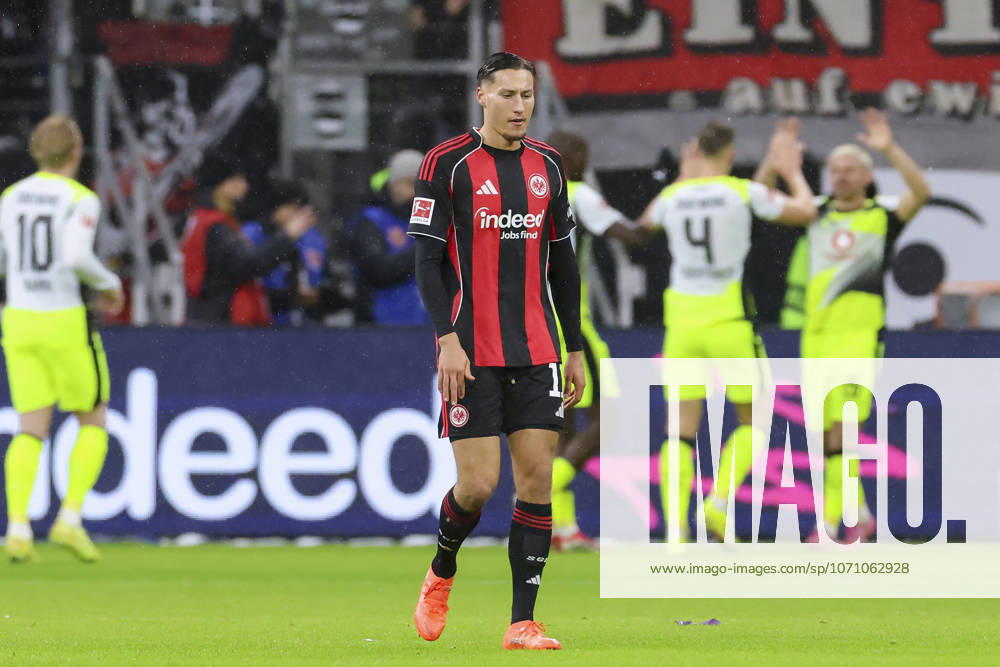 Younes Ebnoutalib (Eintracht Frankfurt) schaut enttaeuscht, Bundesliga, Eintracht Frankfurt v Borussia Dortmund, Deutsche Bank Park am 09. January 2026 in Frankfurt am Main, Deutschland. (Foto von Marco Steinbrenner DeFodi Images) Younes Ebnoutalib (Eintracht Frankfurt) looks dejected, Bundesliga, Eintracht Frankfurt v Borussia Dortmund, Deutsche Bank Park, January 9, 2026 in Frankfurt am Main, Germany. (Photo by Marco Steinbrenner DeFodi Images) DFL regulations prohibit any use of photographs as image sequences and or quasi-video. -