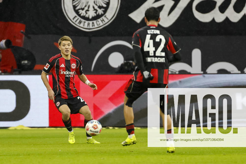 Ritsu Doan (Eintracht Frankfurt, 20) und Can Uzun (Eintracht Frankfurt, 42) , Deutschland, Fussball, 1. Bundesliga, 16.Spieltag, 2025 2026, Eintracht Frankfurt vs. Borussia Dortmund, 09.01.2026, Frankfurt am Main Deutsche-Bank-Park Hessen Deutschland