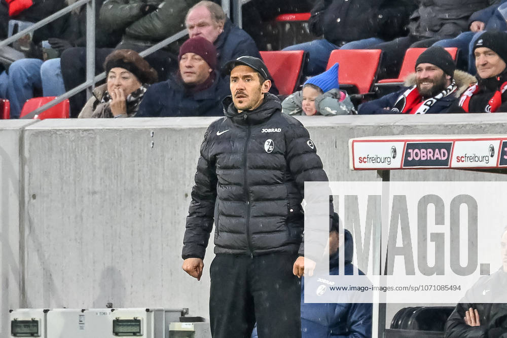 Julian Schuster (SC Freiburg, Trainer) mit Emotion. GER, SC Freiburg - Hamburger SV, Fussball, Bundesliga, 16. Spieltag, Saison 2025 2026, 10.01.2026 DFL DFB REGULATIONS PROHIBIT ANY USE OF PHOTOGRAPHS AS IMAGE SEQUENCES AND OR QUASI-VIDEO GER, SC Freiburg - Hamburger SV, Fussball, Bundesliga, 16. Spieltag, Saison 2025 2026, 10.01.2026 Freiburg