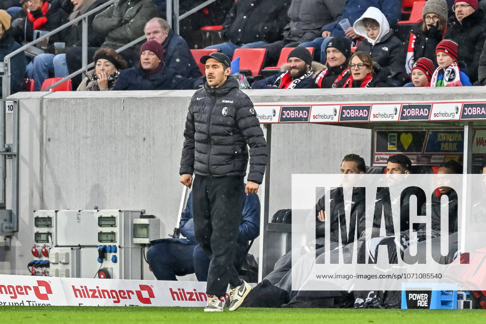 Julian Schuster (SC Freiburg, Trainer) mit Emotion. GER, SC Freiburg - Hamburger SV, Fussball, Bundesliga, 16. Spieltag, Saison 2025 2026, 10.01.2026 DFL DFB REGULATIONS PROHIBIT ANY USE OF PHOTOGRAPHS AS IMAGE SEQUENCES AND OR QUASI-VIDEO GER, SC Freiburg - Hamburger SV, Fussball, Bundesliga, 16. Spieltag, Saison 2025 2026, 10.01.2026 Freiburg