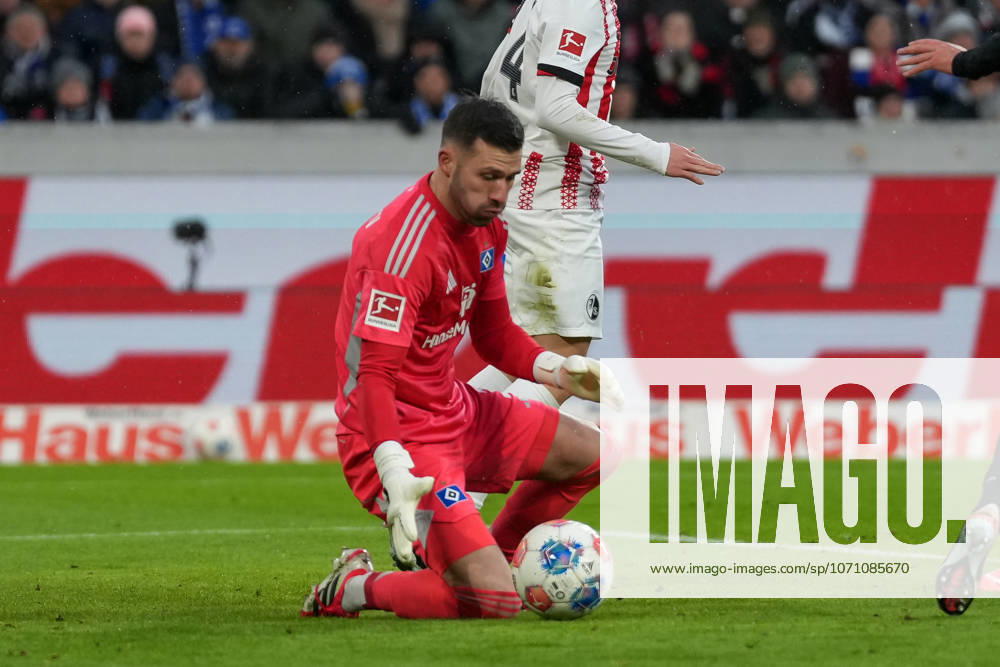 Daniel Heuer Fernandes (Hamburger SV, 01) am Ball , Deutschland, Fussball, 1. Bundesliga, 16.Spieltag, 2025 2026, SC Freiburg vs. Hamburger SV, 10.01.2026, Europa-Park Stadion, Freiburg, Deutschland DFL REGULATIONS PROHIBIT ANY USE OF PHOTOGRAPHS AS IMAGE SEQUENCES AND OR QUASI-VIDEO. Freiburg Europa-Park Stadion Baden-Württemberg Deutschland