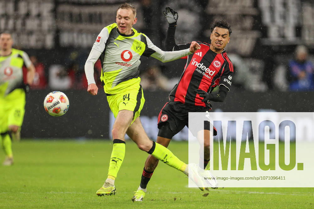 Maximilian Beier (Borussia Dortmund, 14) im Zweikampf mit Nathaniel Brown (Eintracht Frankfurt, 21), GER, Eintracht Frankfurt vs. Borussia Dortmund, 1. Bundesliga, 16. Spieltag, 2025 2026, 09.01.2026, DFL REGULATIONS PROHIBIT ANY USE OF PHOTOGRAPHS AS IMAGE SEQUENCES AND OR QUASI-VIDEO, GER, Eintracht Frankfurt vs. Borussia Dortmund, 1. Bundesliga, 16. Spieltag, 2025 2026, 09.01.2026 Frankfurt