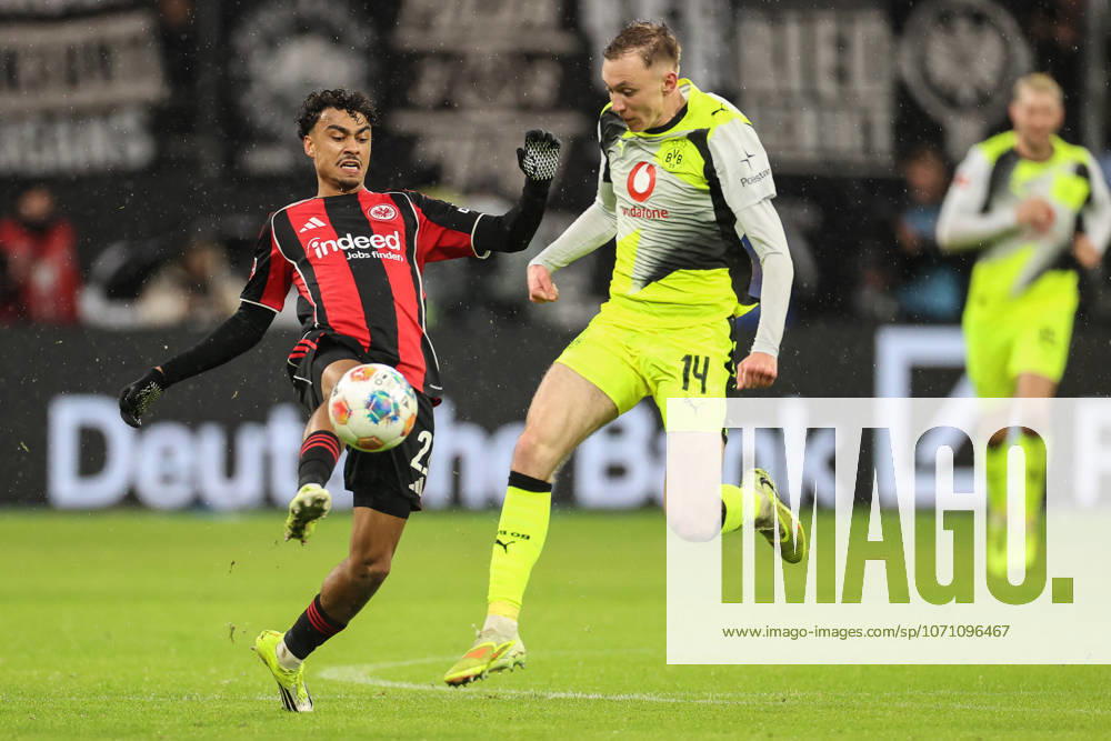 Maximilian Beier (Borussia Dortmund, 14) im Zweikampf mit Nathaniel Brown (Eintracht Frankfurt, 21), GER, Eintracht Frankfurt vs. Borussia Dortmund, 1. Bundesliga, 16. Spieltag, 2025 2026, 09.01.2026, DFL REGULATIONS PROHIBIT ANY USE OF PHOTOGRAPHS AS IMAGE SEQUENCES AND OR QUASI-VIDEO, GER, Eintracht Frankfurt vs. Borussia Dortmund, 1. Bundesliga, 16. Spieltag, 2025 2026, 09.01.2026 Frankfurt