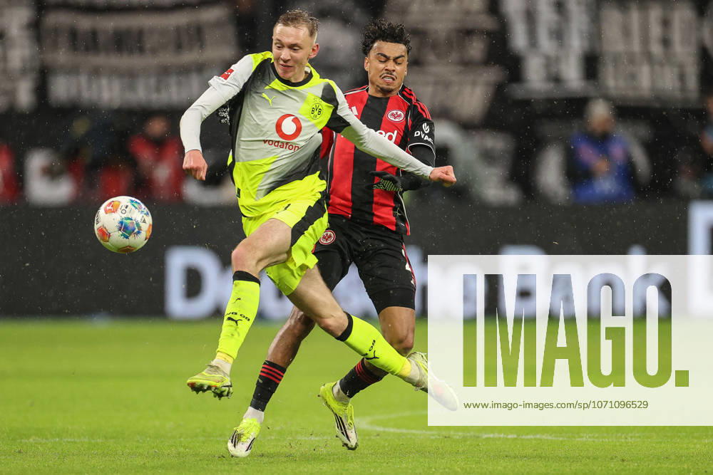 Maximilian Beier (Borussia Dortmund, 14) im Zweikampf mit Nathaniel Brown (Eintracht Frankfurt, 21), GER, Eintracht Frankfurt vs. Borussia Dortmund, 1. Bundesliga, 16. Spieltag, 2025 2026, 09.01.2026, DFL REGULATIONS PROHIBIT ANY USE OF PHOTOGRAPHS AS IMAGE SEQUENCES AND OR QUASI-VIDEO, GER, Eintracht Frankfurt vs. Borussia Dortmund, 1. Bundesliga, 16. Spieltag, 2025 2026, 09.01.2026 Frankfurt
