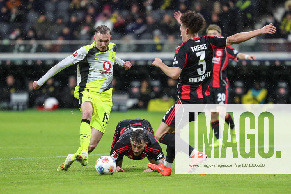 Maximilian Beier (Borussia Dortmund, 14) im Zweikampf mit Arthur Theate (Eintracht Frankfurt, 03) und Robin Koch (Eintracht Frankfurt, 04), GER, Eintracht Frankfurt vs. Borussia Dortmund, 1. Bundesliga, 16. Spieltag, 2025 2026, 09.01.2026, DFL REGULATIONS PROHIBIT ANY USE OF PHOTOGRAPHS AS IMAGE SEQUENCES AND OR QUASI-VIDEO, GER, Eintracht Frankfurt vs. Borussia Dortmund, 1. Bundesliga, 16. Spieltag, 2025 2026, 09.01.2026 Frankfurt