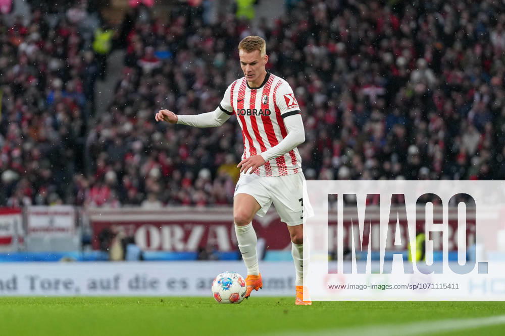 Philipp Lienhart (SC Freiburg, 03) am Ball , Deutschland, Fussball, 1. Bundesliga, 16.Spieltag, 2025 2026, SC Freiburg vs. Hamburger SV, 10.01.2026, Europa-Park Stadion, Freiburg, Deutschland DFL REGULATIONS PROHIBIT ANY USE OF PHOTOGRAPHS AS IMAGE SEQUENCES AND OR QUASI-VIDEO. Freiburg Europa-Park Stadion Baden-Württemberg Deutschland