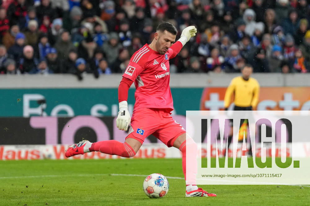 Daniel Heuer Fernandes (Hamburger SV, 01) am Ball , Deutschland, Fussball, 1. Bundesliga, 16.Spieltag, 2025 2026, SC Freiburg vs. Hamburger SV, 10.01.2026, Europa-Park Stadion, Freiburg, Deutschland DFL REGULATIONS PROHIBIT ANY USE OF PHOTOGRAPHS AS IMAGE SEQUENCES AND OR QUASI-VIDEO. Freiburg Europa-Park Stadion Baden-Württemberg Deutschland