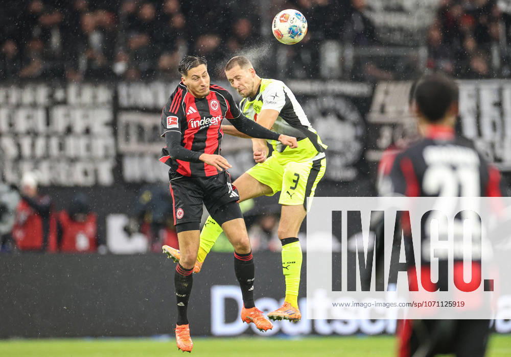 Younes Ebnoutalib (Eintracht Frankfurt, 11) und Waldemar Anton (Borussia Dortmund, 03) im Luftzweikampf, GER, Eintracht Frankfurt vs. Borussia Dortmund, 1. Bundesliga, 16. Spieltag, 2025 2026, 09.01.2026, DFL REGULATIONS PROHIBIT ANY USE OF PHOTOGRAPHS AS IMAGE SEQUENCES AND OR QUASI-VIDEO, GER, Eintracht Frankfurt vs. Borussia Dortmund, 1. Bundesliga, 16. Spieltag, 2025 2026, 09.01.2026 Frankfurt
