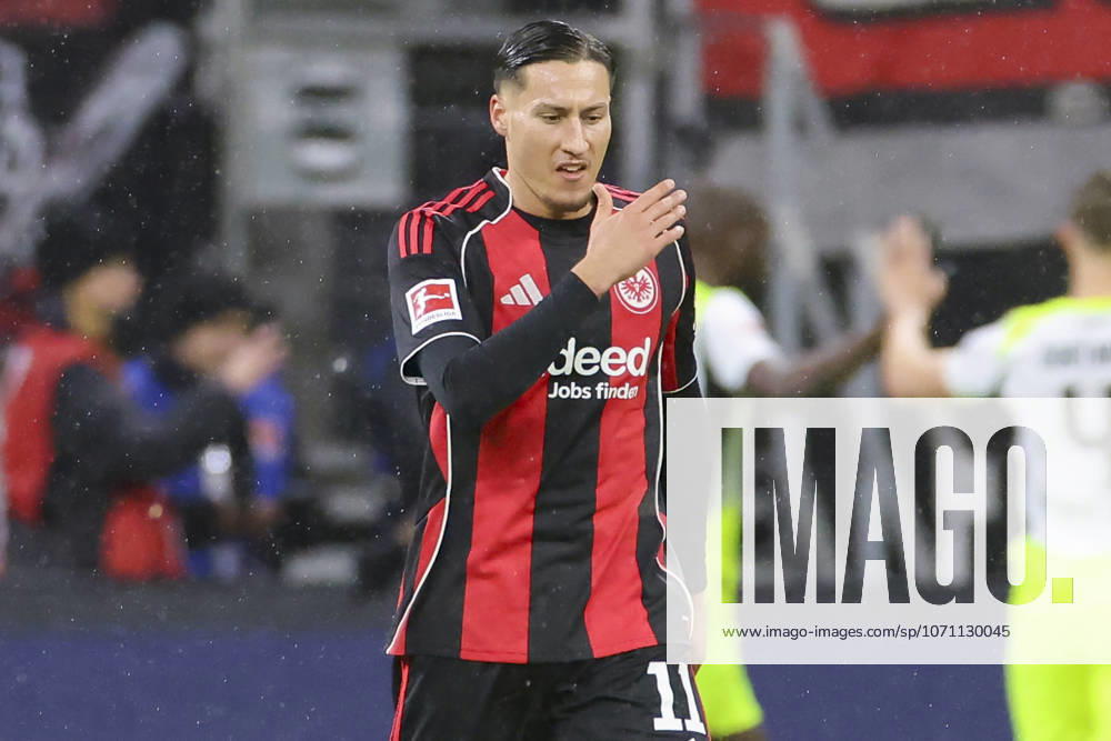 Younes Ebnoutalib (Eintracht Frankfurt) schaut enttaeuscht, Bundesliga, Eintracht Frankfurt v Borussia Dortmund, Deutsche Bank Park am 09. January 2026 in Frankfurt am Main, Deutschland. (Foto von Marco Steinbrenner DeFodi Images) Younes Ebnoutalib (Eintracht Frankfurt) looks dejected, Bundesliga, Eintracht Frankfurt v Borussia Dortmund, Deutsche Bank Park, January 9, 2026 in Frankfurt am Main, Germany. (Photo by Marco Steinbrenner DeFodi Images) DFL regulations prohibit any use of photographs as image sequences and or quasi-video. -