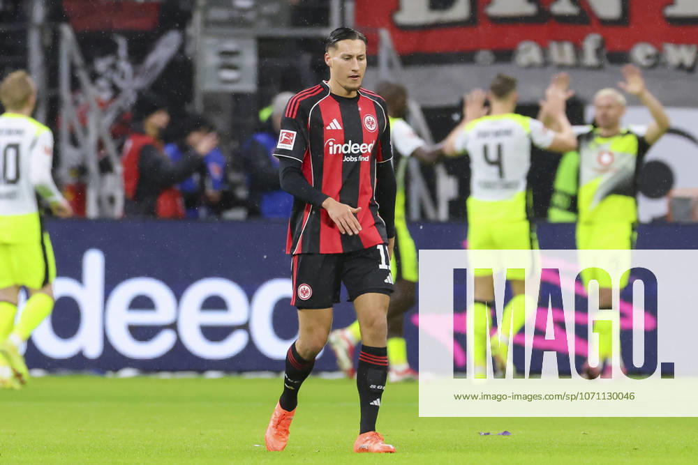 Younes Ebnoutalib (Eintracht Frankfurt) schaut enttaeuscht, Bundesliga, Eintracht Frankfurt v Borussia Dortmund, Deutsche Bank Park am 09. January 2026 in Frankfurt am Main, Deutschland. (Foto von Marco Steinbrenner DeFodi Images) Younes Ebnoutalib (Eintracht Frankfurt) looks dejected, Bundesliga, Eintracht Frankfurt v Borussia Dortmund, Deutsche Bank Park, January 9, 2026 in Frankfurt am Main, Germany. (Photo by Marco Steinbrenner DeFodi Images) DFL regulations prohibit any use of photographs as image sequences and or quasi-video. -