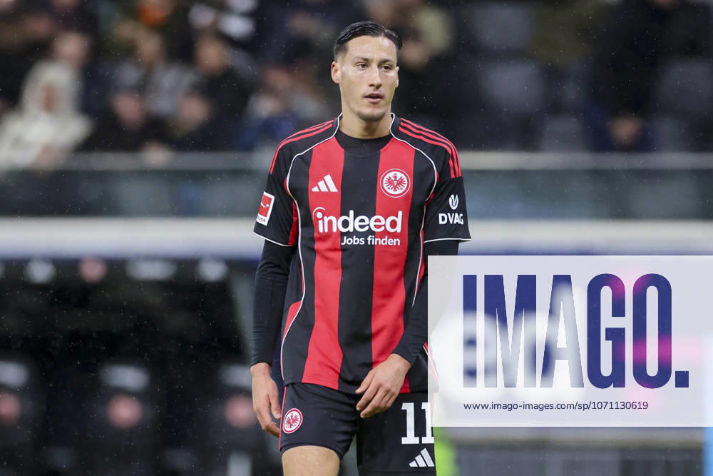 Younes Ebnoutalib (Eintracht Frankfurt) schaut enttaeuscht, Bundesliga, Eintracht Frankfurt v Borussia Dortmund, Deutsche Bank Park am 09. January 2026 in Frankfurt am Main, Deutschland. (Foto von Marco Steinbrenner DeFodi Images) Younes Ebnoutalib (Eintracht Frankfurt) looks dejected, Bundesliga, Eintracht Frankfurt v Borussia Dortmund, Deutsche Bank Park, January 9, 2026 in Frankfurt am Main, Germany. (Photo by Marco Steinbrenner DeFodi Images) DFL regulations prohibit any use of photographs as image sequences and or quasi-video. -