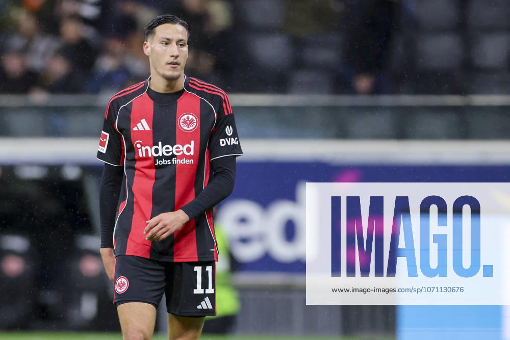 Younes Ebnoutalib (Eintracht Frankfurt) schaut enttaeuscht, Bundesliga, Eintracht Frankfurt v Borussia Dortmund, Deutsche Bank Park am 09. January 2026 in Frankfurt am Main, Deutschland. (Foto von Marco Steinbrenner DeFodi Images) Younes Ebnoutalib (Eintracht Frankfurt) looks dejected, Bundesliga, Eintracht Frankfurt v Borussia Dortmund, Deutsche Bank Park, January 9, 2026 in Frankfurt am Main, Germany. (Photo by Marco Steinbrenner DeFodi Images) DFL regulations prohibit any use of photographs as image sequences and or quasi-video. -