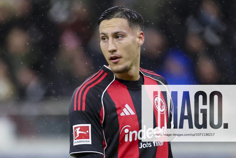 Younes Ebnoutalib (Eintracht Frankfurt) schaut enttaeuscht, Bundesliga, Eintracht Frankfurt v Borussia Dortmund, Deutsche Bank Park am 09. January 2026 in Frankfurt am Main, Deutschland. (Foto von Marco Steinbrenner DeFodi Images) Younes Ebnoutalib (Eintracht Frankfurt) looks dejected, Bundesliga, Eintracht Frankfurt v Borussia Dortmund, Deutsche Bank Park, January 9, 2026 in Frankfurt am Main, Germany. (Photo by Marco Steinbrenner DeFodi Images) DFL regulations prohibit any use of photographs as image sequences and or quasi-video. -