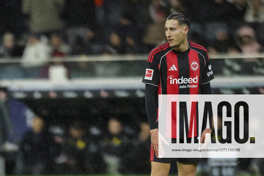 Younes Ebnoutalib (Eintracht Frankfurt) schaut enttaeuscht, Bundesliga, Eintracht Frankfurt v Borussia Dortmund, Deutsche Bank Park am 09. January 2026 in Frankfurt am Main, Deutschland. (Foto von Marco Steinbrenner DeFodi Images) Younes Ebnoutalib (Eintracht Frankfurt) looks dejected, Bundesliga, Eintracht Frankfurt v Borussia Dortmund, Deutsche Bank Park, January 9, 2026 in Frankfurt am Main, Germany. (Photo by Marco Steinbrenner DeFodi Images) DFL regulations prohibit any use of photographs as image sequences and or quasi-video. -