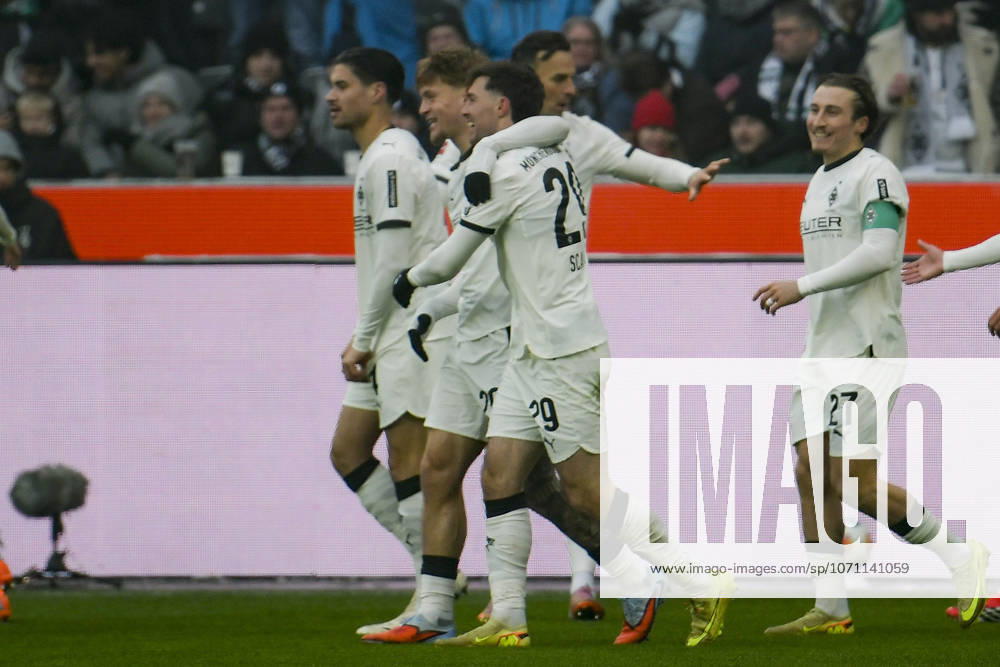 Joe Scally (Moenchengladbach 29) jubelt nach dem Tor zum 1:0 mit der Mannschaft 11.01.2026 Fussball Borussia Moenchengladbach vs FC Augsburg, Borussia-Park, Moenchengladbach, DFB DFL REGULATIONS PROHIBIT ANY USE OF PHOTOGRAPHS AS IMAGE SEQUENCES AND OR QUASI-VIDEO