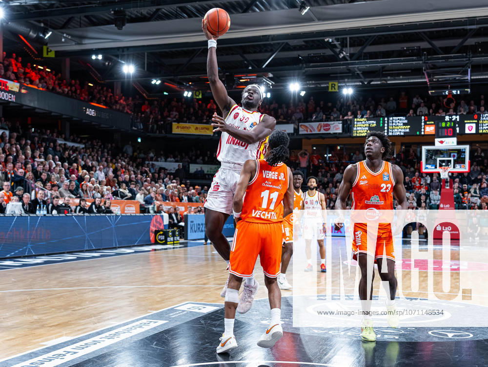Charles Thompson (Fitness First Wuerzburg Baskets, 32) beim Wurf gegen Alonzo Verge Jr. (RASTA Vechta, 11) RASTA Vechta vs. Fitness First Wuerzburg Baskets, Basketball, easyCredit Basketball Bundesliga, 15. Spieltag, Saison 2025 2026, 11.01.2026 RASTA Vechta vs. Fitness First Wuerzburg Baskets, Basketball, easyCredit Basketball Bundesliga, 15. Spieltag, Saison 2025 2026, 11.01.2026 Vechta