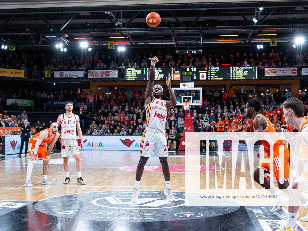 Charles Thompson (Fitness First Wuerzburg Baskets, 32) beim Freiwurf RASTA Vechta vs. Fitness First Wuerzburg Baskets, Basketball, easyCredit Basketball Bundesliga, 15. Spieltag, Saison 2025 2026, 11.01.2026 RASTA Vechta vs. Fitness First Wuerzburg Baskets, Basketball, easyCredit Basketball Bundesliga, 15. Spieltag, Saison 2025 2026, 11.01.2026 Vechta