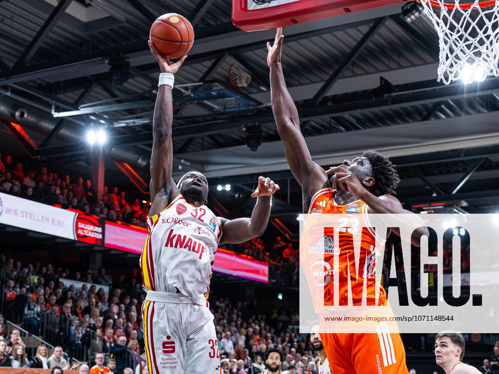 Charles Thompson (Fitness First Wuerzburg Baskets, 32) wird im Sprung von Malcolm Dandridge (RASTA Vechta, 23) geblockt RASTA Vechta vs. Fitness First Wuerzburg Baskets, Basketball, easyCredit Basketball Bundesliga, 15. Spieltag, Saison 2025 2026, 11.01.2026 RASTA Vechta vs. Fitness First Wuerzburg Baskets, Basketball, easyCredit Basketball Bundesliga, 15. Spieltag, Saison 2025 2026, 11.01.2026 Vechta