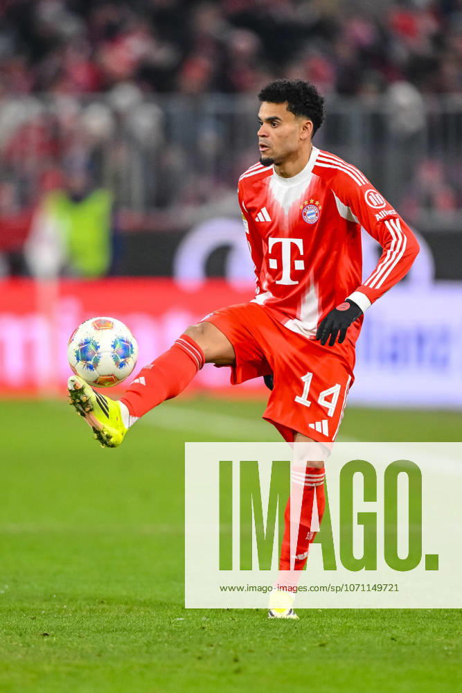 Luis Diaz (FC Bayern München) in Aktion, am Ball, Einzelaktion waehrend des spiels der Bundesliga zwischen FC Bayern München und VfL Wolfsburg, Allianz Arena am 11. January 2026 in München, Deutschland. (Foto von Harry Langer DeFodi Images) +++ Luis Diaz (FC Bayern München) controls the Ball during the Bundesliga match between FC Bayern München and VfL Wolfsburg at Allianz Arena on January 11, 2026 in München, Germany. (Photo by Harry Langer DeFodi Images) DFL regulations prohibit any use of photographs as image sequences and or quasi-video. (Photo by Harry Langer DeFodi Images) DFL regulations prohibit any use of photographs as image sequences and or quasi-video. -