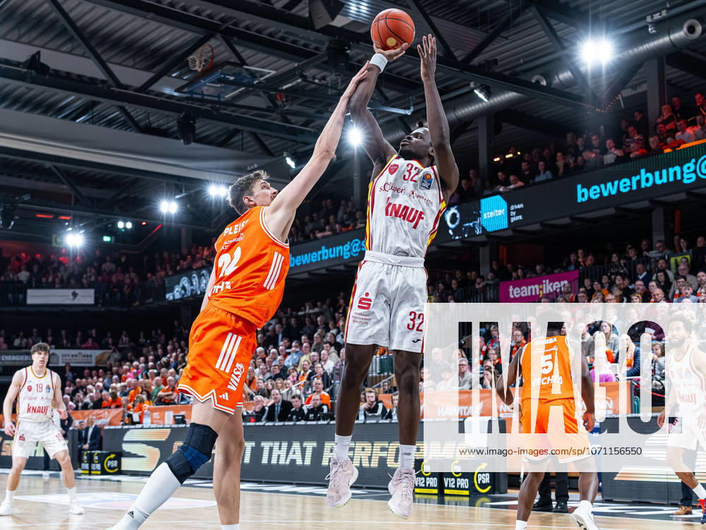 Charles Thompson (Fitness First Wuerzburg Baskets, 32) beim Wurf gegen Tibor Pleiss (RASTA Vechta, 22) RASTA Vechta vs. Fitness First Wuerzburg Baskets, Basketball, easyCredit Basketball Bundesliga, 15. Spieltag, Saison 2025 2026, 11.01.2026 RASTA Vechta vs. Fitness First Wuerzburg Baskets, Basketball, easyCredit Basketball Bundesliga, 15. Spieltag, Saison 2025 2026, 11.01.2026 Vechta