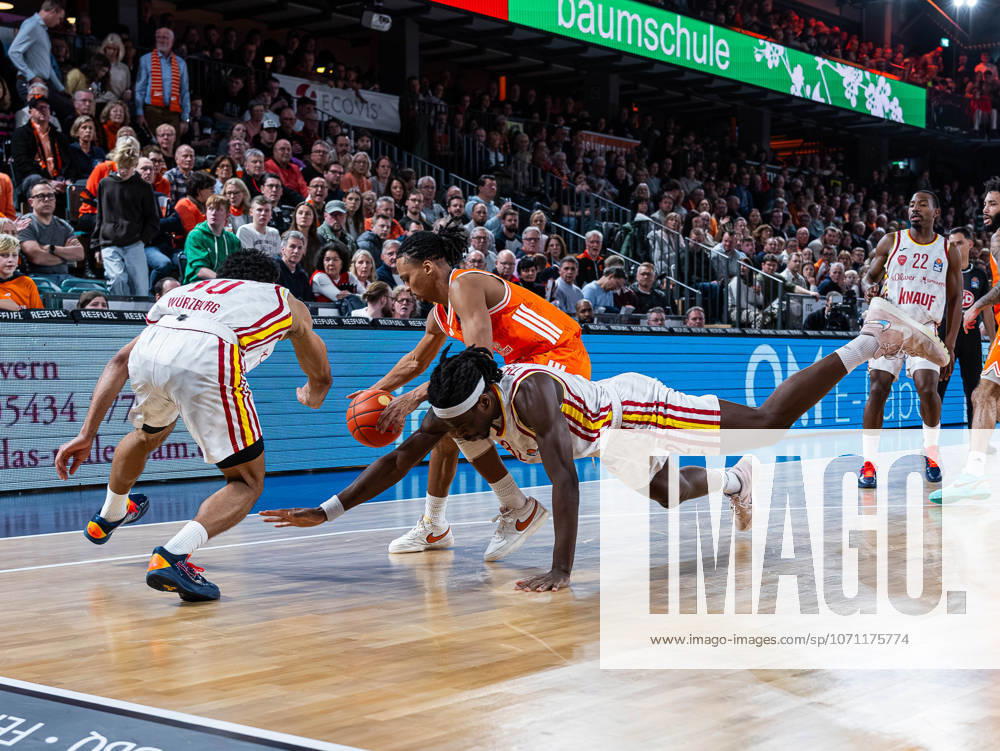 Charles Thompson (Fitness First Wuerzburg Baskets, 32) zeigt im Zweikampf mit Davion Mintz (Fitness First Wuerzburg Baskets, 10) vollen Einsatz gegen Alonzo Verge Jr. (RASTA Vechta, 11) RASTA Vechta vs. Fitness First Wuerzburg Baskets, Basketball, easyCredit Basketball Bundesliga, 15. Spieltag, Saison 2025 2026, 11.01.2026 RASTA Vechta vs. Fitness First Wuerzburg Baskets, Basketball, easyCredit Basketball Bundesliga, 15. Spieltag, Saison 2025 2026, 11.01.2026 Vechta