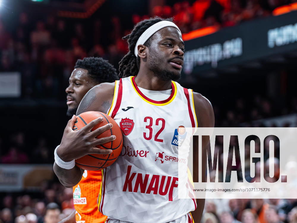 Charles Thompson (Fitness First Wuerzburg Baskets, 32) mit dem Ball RASTA Vechta vs. Fitness First Wuerzburg Baskets, Basketball, easyCredit Basketball Bundesliga, 15. Spieltag, Saison 2025 2026, 11.01.2026 RASTA Vechta vs. Fitness First Wuerzburg Baskets, Basketball, easyCredit Basketball Bundesliga, 15. Spieltag, Saison 2025 2026, 11.01.2026 Vechta