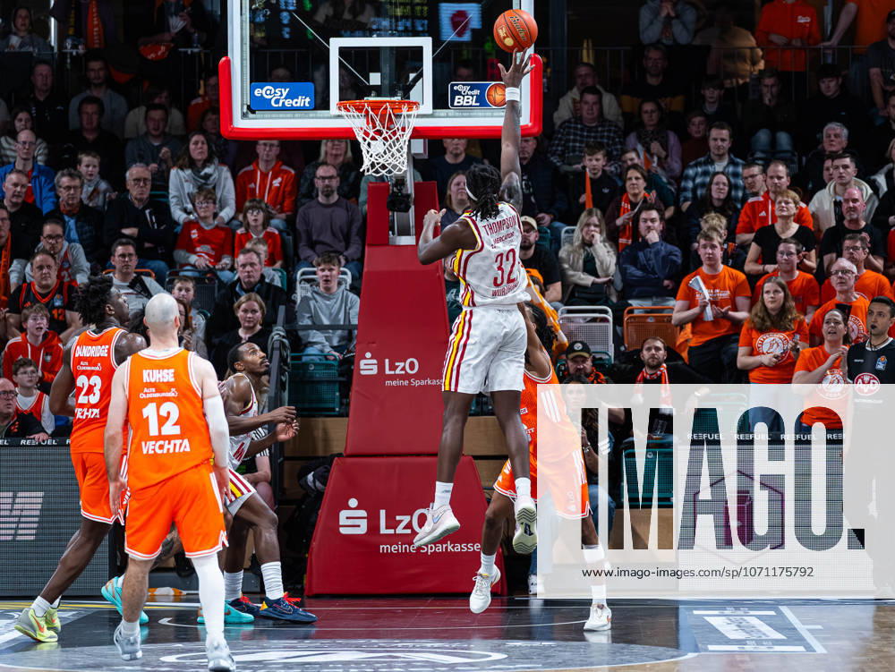 Charles Thompson (Fitness First Wuerzburg Baskets, 32) wirft den Ball zum Korb RASTA Vechta vs. Fitness First Wuerzburg Baskets, Basketball, easyCredit Basketball Bundesliga, 15. Spieltag, Saison 2025 2026, 11.01.2026 RASTA Vechta vs. Fitness First Wuerzburg Baskets, Basketball, easyCredit Basketball Bundesliga, 15. Spieltag, Saison 2025 2026, 11.01.2026 Vechta