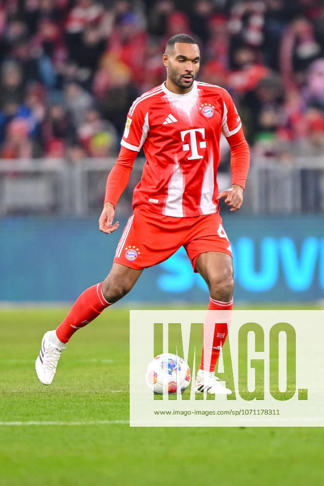 Jonathan Tah (FC Bayern München) in Aktion, am Ball, Einzelaktion waehrend des spiels der Bundesliga zwischen FC Bayern München und VfL Wolfsburg, Allianz Arena am 11. January 2026 in München, Deutschland. (Foto von Harry Langer DeFodi Images) +++ Jonathan Tah (FC Bayern München) controls the Ball during the Bundesliga match between FC Bayern München and VfL Wolfsburg at Allianz Arena on January 11, 2026 in München, Germany. (Photo by Harry Langer DeFodi Images) DFL regulations prohibit any use of photographs as image sequences and or quasi-video. (Photo by Harry Langer DeFodi Images) DFL regulations prohibit any use of photographs as image sequences and or quasi-video. -