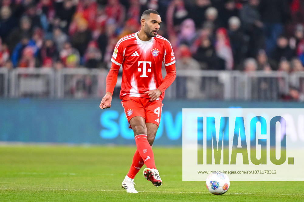 Jonathan Tah (FC Bayern München) in Aktion, am Ball, Einzelaktion waehrend des spiels der Bundesliga zwischen FC Bayern München und VfL Wolfsburg, Allianz Arena am 11. January 2026 in München, Deutschland. (Foto von Harry Langer DeFodi Images) +++ Jonathan Tah (FC Bayern München) controls the Ball during the Bundesliga match between FC Bayern München and VfL Wolfsburg at Allianz Arena on January 11, 2026 in München, Germany. (Photo by Harry Langer DeFodi Images) DFL regulations prohibit any use of photographs as image sequences and or quasi-video. (Photo by Harry Langer DeFodi Images) DFL regulations prohibit any use of photographs as image sequences and or quasi-video. -