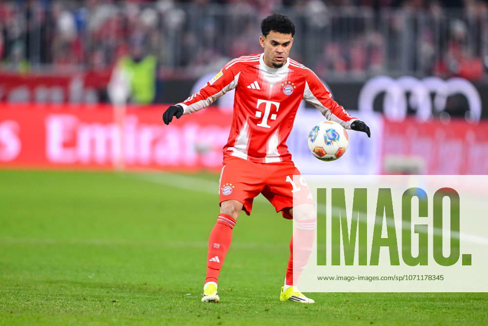 Luis Diaz (FC Bayern München) in Aktion, am Ball, Einzelaktion waehrend des spiels der Bundesliga zwischen FC Bayern München und VfL Wolfsburg, Allianz Arena am 11. January 2026 in München, Deutschland. (Foto von Harry Langer DeFodi Images) +++ Luis Diaz (FC Bayern München) controls the Ball during the Bundesliga match between FC Bayern München and VfL Wolfsburg at Allianz Arena on January 11, 2026 in München, Germany. (Photo by Harry Langer DeFodi Images) DFL regulations prohibit any use of photographs as image sequences and or quasi-video. (Photo by Harry Langer DeFodi Images) DFL regulations prohibit any use of photographs as image sequences and or quasi-video. -
