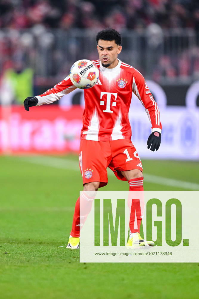 Luis Diaz (FC Bayern München) in Aktion, am Ball, Einzelaktion waehrend des spiels der Bundesliga zwischen FC Bayern München und VfL Wolfsburg, Allianz Arena am 11. January 2026 in München, Deutschland. (Foto von Harry Langer DeFodi Images) +++ Luis Diaz (FC Bayern München) controls the Ball during the Bundesliga match between FC Bayern München and VfL Wolfsburg at Allianz Arena on January 11, 2026 in München, Germany. (Photo by Harry Langer DeFodi Images) DFL regulations prohibit any use of photographs as image sequences and or quasi-video. (Photo by Harry Langer DeFodi Images) DFL regulations prohibit any use of photographs as image sequences and or quasi-video. -