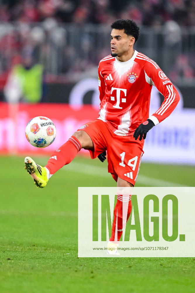 Luis Diaz (FC Bayern München) in Aktion, am Ball, Einzelaktion waehrend des spiels der Bundesliga zwischen FC Bayern München und VfL Wolfsburg, Allianz Arena am 11. January 2026 in München, Deutschland. (Foto von Harry Langer DeFodi Images) +++ Luis Diaz (FC Bayern München) controls the Ball during the Bundesliga match between FC Bayern München and VfL Wolfsburg at Allianz Arena on January 11, 2026 in München, Germany. (Photo by Harry Langer DeFodi Images) DFL regulations prohibit any use of photographs as image sequences and or quasi-video. (Photo by Harry Langer DeFodi Images) DFL regulations prohibit any use of photographs as image sequences and or quasi-video. -