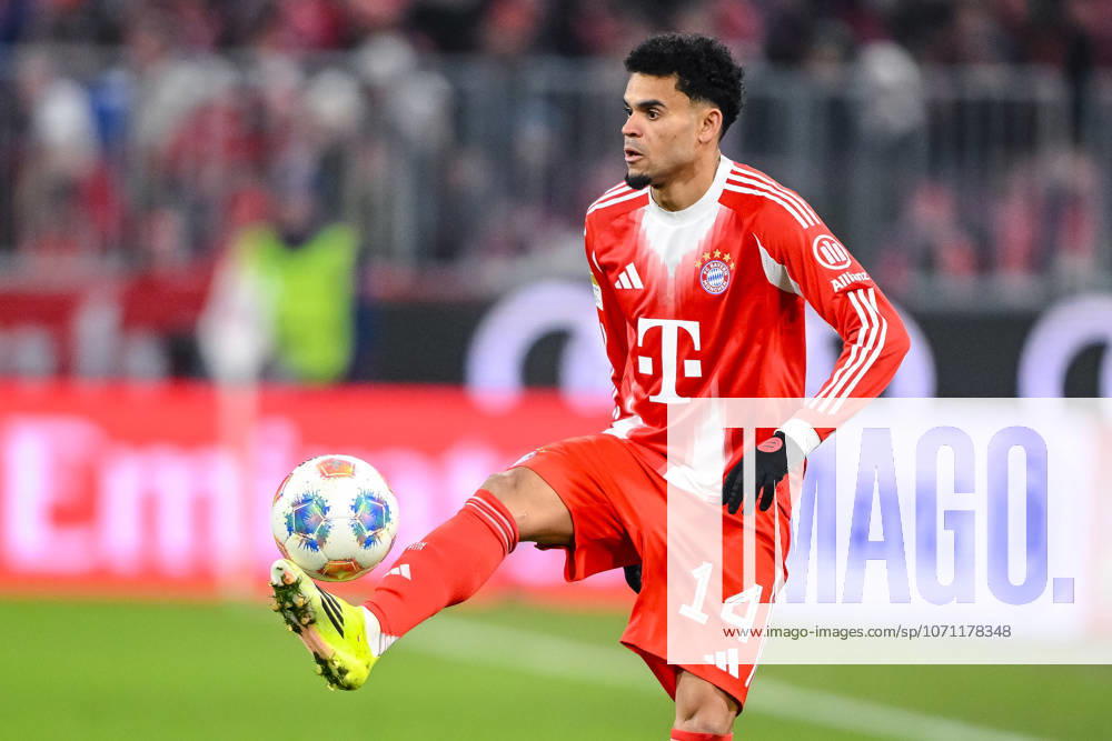 Luis Diaz (FC Bayern München) in Aktion, am Ball, Einzelaktion waehrend des spiels der Bundesliga zwischen FC Bayern München und VfL Wolfsburg, Allianz Arena am 11. January 2026 in München, Deutschland. (Foto von Harry Langer DeFodi Images) +++ Luis Diaz (FC Bayern München) controls the Ball during the Bundesliga match between FC Bayern München and VfL Wolfsburg at Allianz Arena on January 11, 2026 in München, Germany. (Photo by Harry Langer DeFodi Images) DFL regulations prohibit any use of photographs as image sequences and or quasi-video. (Photo by Harry Langer DeFodi Images) DFL regulations prohibit any use of photographs as image sequences and or quasi-video. -