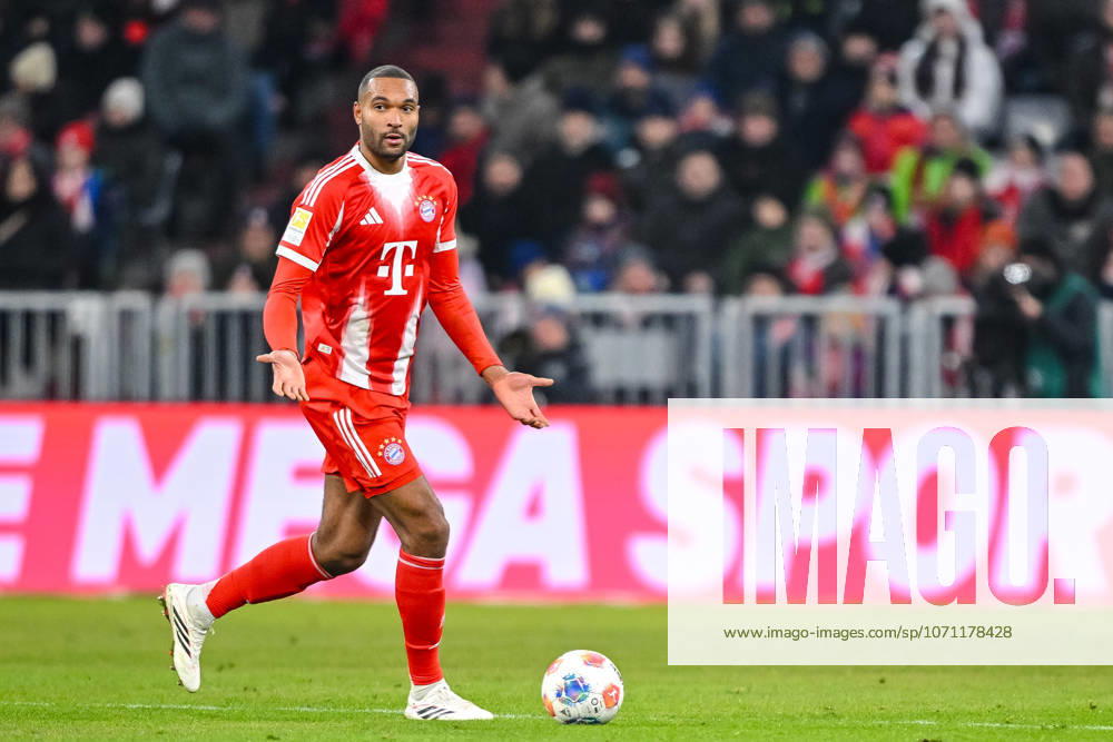 Jonathan Tah (FC Bayern München) in Aktion, am Ball, Einzelaktion waehrend des spiels der Bundesliga zwischen FC Bayern München und VfL Wolfsburg, Allianz Arena am 11. January 2026 in München, Deutschland. (Foto von Harry Langer DeFodi Images) +++ Jonathan Tah (FC Bayern München) controls the Ball during the Bundesliga match between FC Bayern München and VfL Wolfsburg at Allianz Arena on January 11, 2026 in München, Germany. (Photo by Harry Langer DeFodi Images) DFL regulations prohibit any use of photographs as image sequences and or quasi-video. (Photo by Harry Langer DeFodi Images) DFL regulations prohibit any use of photographs as image sequences and or quasi-video. -