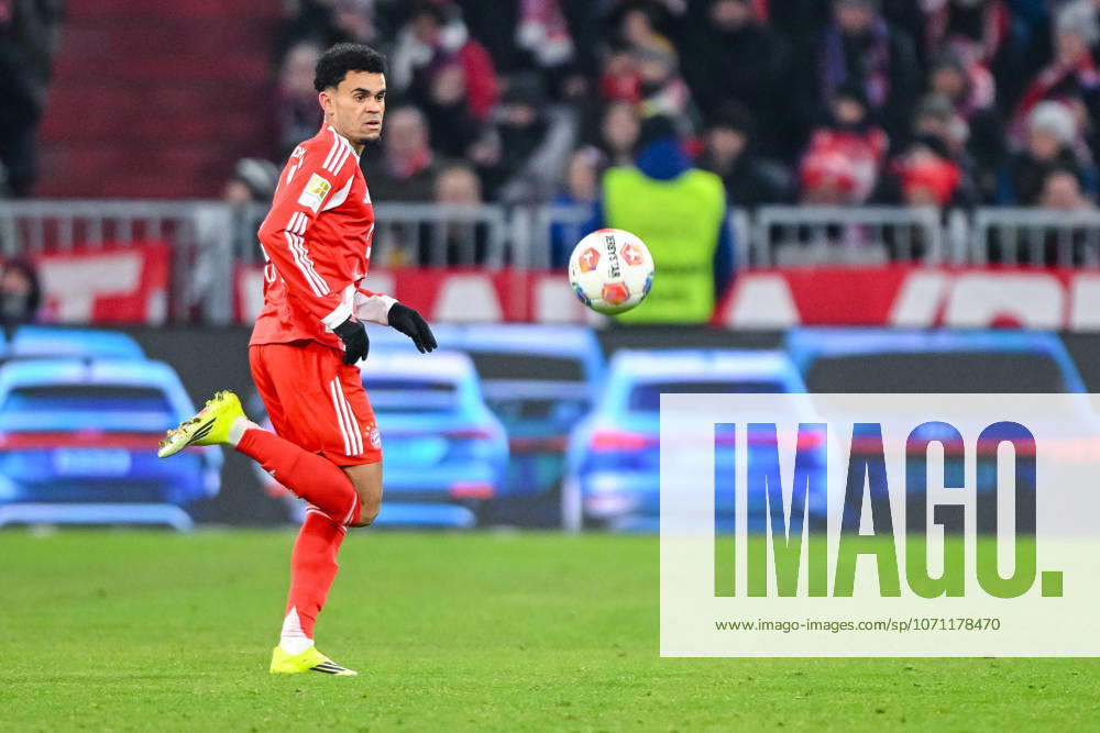 Luis Diaz (FC Bayern München) in Aktion, am Ball, Einzelaktion waehrend des spiels der Bundesliga zwischen FC Bayern München und VfL Wolfsburg, Allianz Arena am 11. January 2026 in München, Deutschland. (Foto von Harry Langer DeFodi Images) +++ Luis Diaz (FC Bayern München) controls the Ball during the Bundesliga match between FC Bayern München and VfL Wolfsburg at Allianz Arena on January 11, 2026 in München, Germany. (Photo by Harry Langer DeFodi Images) DFL regulations prohibit any use of photographs as image sequences and or quasi-video. (Photo by Harry Langer DeFodi Images) DFL regulations prohibit any use of photographs as image sequences and or quasi-video. -