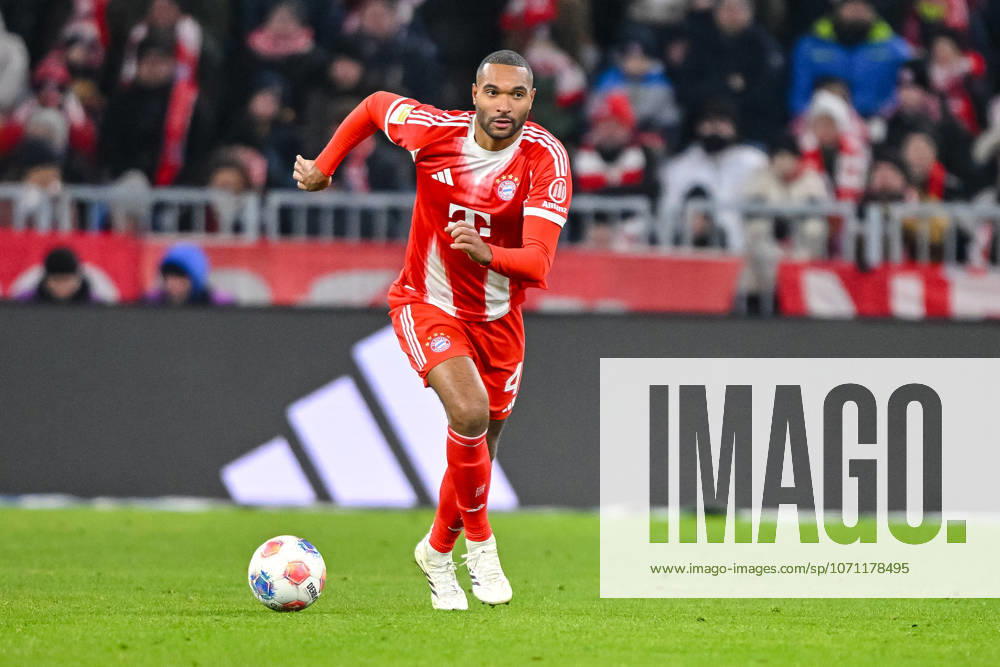 Jonathan Tah (FC Bayern München) in Aktion, am Ball, Einzelaktion waehrend des spiels der Bundesliga zwischen FC Bayern München und VfL Wolfsburg, Allianz Arena am 11. January 2026 in München, Deutschland. (Foto von Harry Langer DeFodi Images) +++ Jonathan Tah (FC Bayern München) controls the Ball during the Bundesliga match between FC Bayern München and VfL Wolfsburg at Allianz Arena on January 11, 2026 in München, Germany. (Photo by Harry Langer DeFodi Images) DFL regulations prohibit any use of photographs as image sequences and or quasi-video. (Photo by Harry Langer DeFodi Images) DFL regulations prohibit any use of photographs as image sequences and or quasi-video. -
