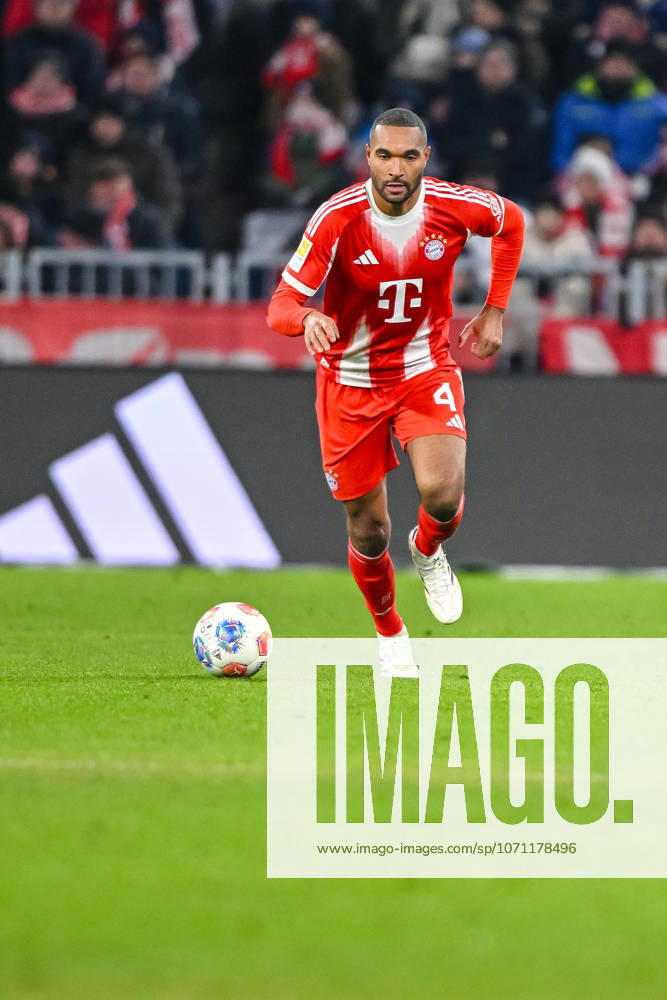 Jonathan Tah (FC Bayern München) in Aktion, am Ball, Einzelaktion waehrend des spiels der Bundesliga zwischen FC Bayern München und VfL Wolfsburg, Allianz Arena am 11. January 2026 in München, Deutschland. (Foto von Harry Langer DeFodi Images) +++ Jonathan Tah (FC Bayern München) controls the Ball during the Bundesliga match between FC Bayern München and VfL Wolfsburg at Allianz Arena on January 11, 2026 in München, Germany. (Photo by Harry Langer DeFodi Images) DFL regulations prohibit any use of photographs as image sequences and or quasi-video. (Photo by Harry Langer DeFodi Images) DFL regulations prohibit any use of photographs as image sequences and or quasi-video. -