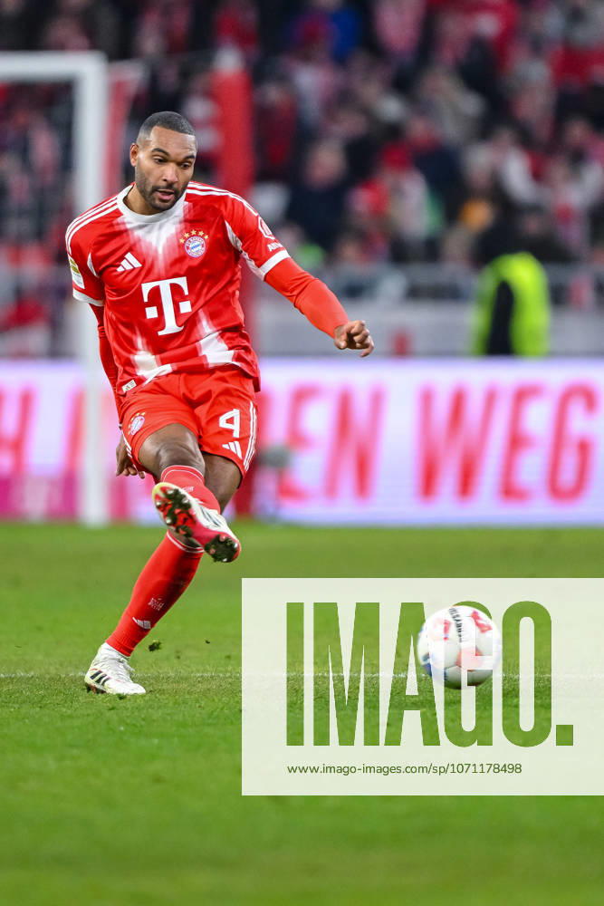 Jonathan Tah (FC Bayern München) in Aktion, am Ball, Einzelaktion waehrend des spiels der Bundesliga zwischen FC Bayern München und VfL Wolfsburg, Allianz Arena am 11. January 2026 in München, Deutschland. (Foto von Harry Langer DeFodi Images) +++ Jonathan Tah (FC Bayern München) controls the Ball during the Bundesliga match between FC Bayern München and VfL Wolfsburg at Allianz Arena on January 11, 2026 in München, Germany. (Photo by Harry Langer DeFodi Images) DFL regulations prohibit any use of photographs as image sequences and or quasi-video. (Photo by Harry Langer DeFodi Images) DFL regulations prohibit any use of photographs as image sequences and or quasi-video. -