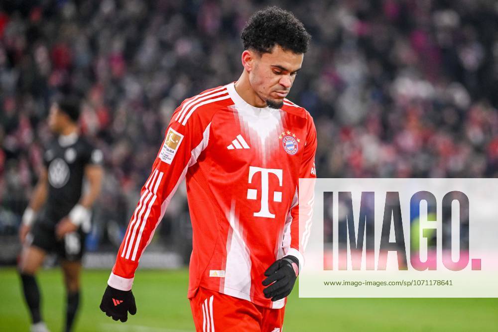 Luis Diaz (FC Bayern München) Schaut waehrend des spiels der Bundesliga zwischen FC Bayern München und VfL Wolfsburg, Allianz Arena am 11. January 2026 in München, Deutschland. (Foto von Harry Langer DeFodi Images) +++ Luis Diaz (FC Bayern München) Looks on during the Bundesliga match between FC Bayern München and VfL Wolfsburg at Allianz Arena on January 11, 2026 in München, Germany. (Photo by Harry Langer DeFodi Images) DFL regulations prohibit any use of photographs as image sequences and or quasi-video. (Photo by Harry Langer DeFodi Images) DFL regulations prohibit any use of photographs as image sequences and or quasi-video. -