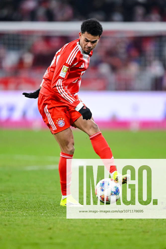 Luis Diaz (FC Bayern München) in Aktion, am Ball, Einzelaktion waehrend des spiels der Bundesliga zwischen FC Bayern München und VfL Wolfsburg, Allianz Arena am 11. January 2026 in München, Deutschland. (Foto von Harry Langer DeFodi Images) +++ Luis Diaz (FC Bayern München) controls the Ball during the Bundesliga match between FC Bayern München and VfL Wolfsburg at Allianz Arena on January 11, 2026 in München, Germany. (Photo by Harry Langer DeFodi Images) DFL regulations prohibit any use of photographs as image sequences and or quasi-video. (Photo by Harry Langer DeFodi Images) DFL regulations prohibit any use of photographs as image sequences and or quasi-video. -