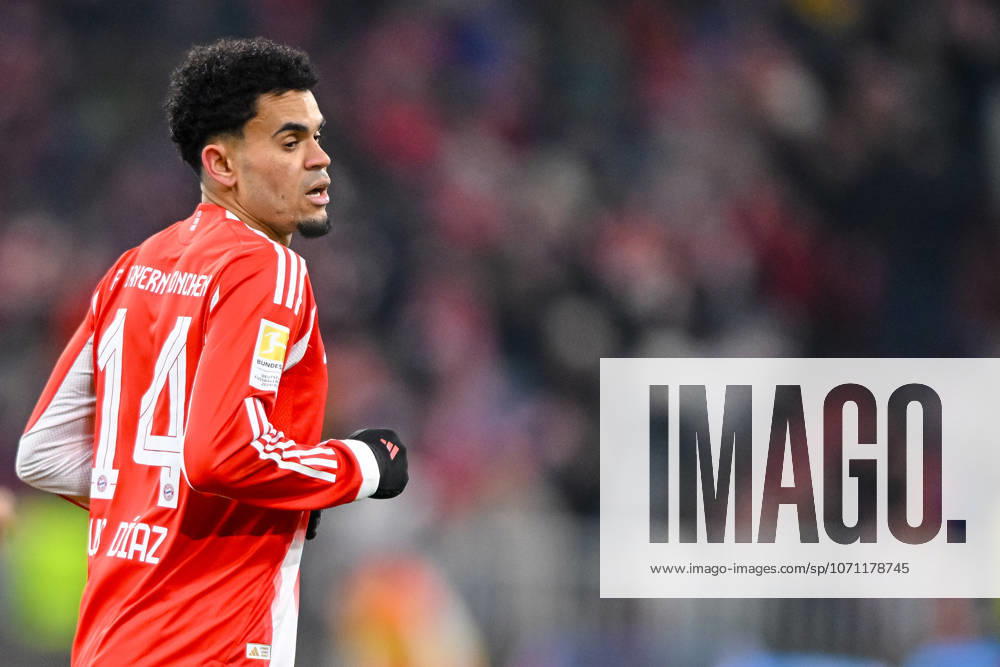 Luis Diaz (FC Bayern München) Schaut waehrend des spiels der Bundesliga zwischen FC Bayern München und VfL Wolfsburg, Allianz Arena am 11. January 2026 in München, Deutschland. (Foto von Harry Langer DeFodi Images) +++ Luis Diaz (FC Bayern München) Looks on during the Bundesliga match between FC Bayern München and VfL Wolfsburg at Allianz Arena on January 11, 2026 in München, Germany. (Photo by Harry Langer DeFodi Images) DFL regulations prohibit any use of photographs as image sequences and or quasi-video. (Photo by Harry Langer DeFodi Images) DFL regulations prohibit any use of photographs as image sequences and or quasi-video. -