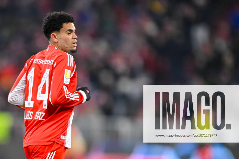 Luis Diaz (FC Bayern München) Schaut waehrend des spiels der Bundesliga zwischen FC Bayern München und VfL Wolfsburg, Allianz Arena am 11. January 2026 in München, Deutschland. (Foto von Harry Langer DeFodi Images) +++ Luis Diaz (FC Bayern München) Looks on during the Bundesliga match between FC Bayern München and VfL Wolfsburg at Allianz Arena on January 11, 2026 in München, Germany. (Photo by Harry Langer DeFodi Images) DFL regulations prohibit any use of photographs as image sequences and or quasi-video. (Photo by Harry Langer DeFodi Images) DFL regulations prohibit any use of photographs as image sequences and or quasi-video. -