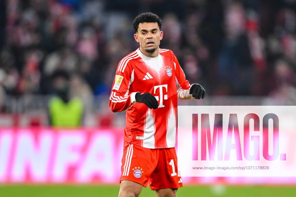Luis Diaz (FC Bayern München) Schaut waehrend des spiels der Bundesliga zwischen FC Bayern München und VfL Wolfsburg, Allianz Arena am 11. January 2026 in München, Deutschland. (Foto von Harry Langer DeFodi Images) +++ Luis Diaz (FC Bayern München) Looks on during the Bundesliga match between FC Bayern München and VfL Wolfsburg at Allianz Arena on January 11, 2026 in München, Germany. (Photo by Harry Langer DeFodi Images) DFL regulations prohibit any use of photographs as image sequences and or quasi-video. (Photo by Harry Langer DeFodi Images) DFL regulations prohibit any use of photographs as image sequences and or quasi-video. -