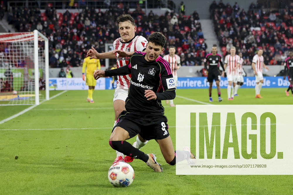 Maximilian Eggestein (SC Freiburg, 08) und Daniel Elfadli (Hamburger SV, 08) im Zweikampf , Deutschland, Fussball, 1. Bundesliga, 16.Spieltag, 2025 2026, SC Freiburg vs. Hamburger SV, 10.01.2026, Freiburg im Breisgau Europa-Park Stadion Deutschland